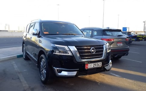 黑色 Nissan Patrol V8, 2021 迪拜汽车租凭