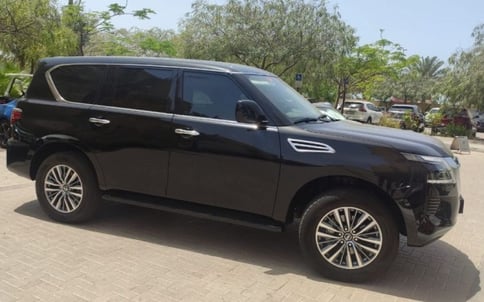 Noir Nissan Patrol, 2020 à louer à Dubaï