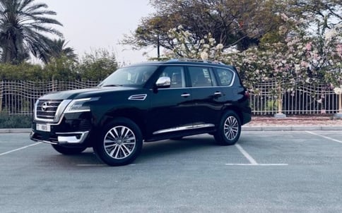 Noir Nissan Patrol, 2021 à louer à Dubaï