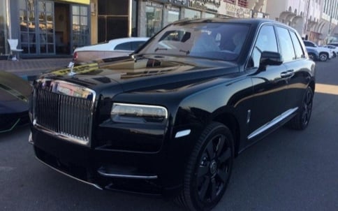 أسود Rolls Royce Cullinan, 2020 للإيجار في دبي
