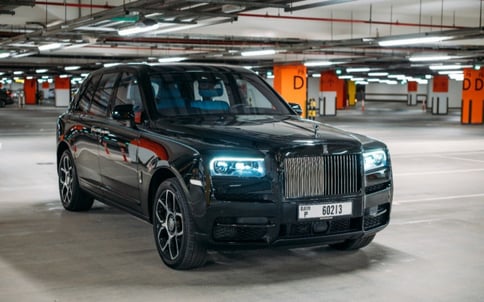 أسود Rolls Royce Cullinan Black Badge, 2020 للإيجار في دبي