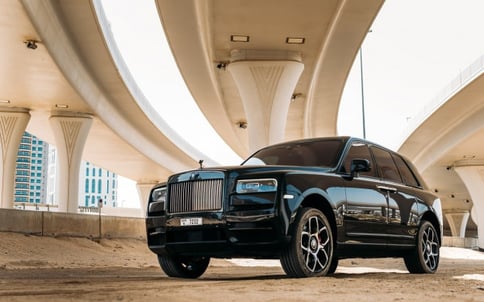 黑色 Rolls Royce Cullinan Black Badge, 2021 迪拜汽车租凭