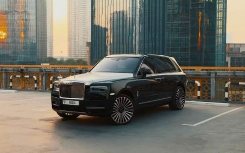 أسود Rolls Royce Cullinan Mansory, 2020 للإيجار في دبي