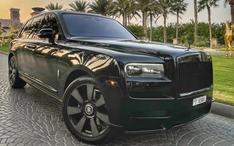 أسود Rolls Royce Cullinan, 2021 للإيجار في دبي