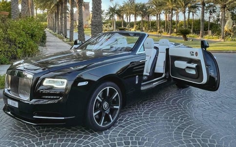 أسود Rolls Royce Dawn, 2020 للإيجار في دبي