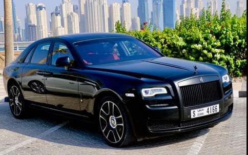 أسود Rolls Royce Ghost, 2017 للإيجار في دبي