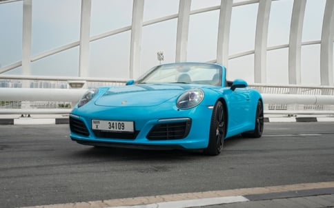 أزرق Porsche 911 Carrera cabrio, 2018 للإيجار في دبي