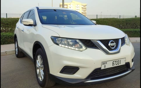 Аренда Ярко-белый Nissan Xtrail, 2016 в Дубае