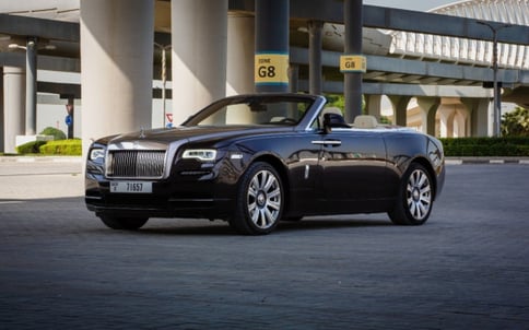 深棕色 Rolls Royce Dawn, 2018 迪拜汽车租凭