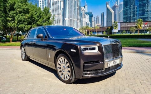 Gris Foncé Rolls-Royce Phantom, 2021 à louer à Dubaï