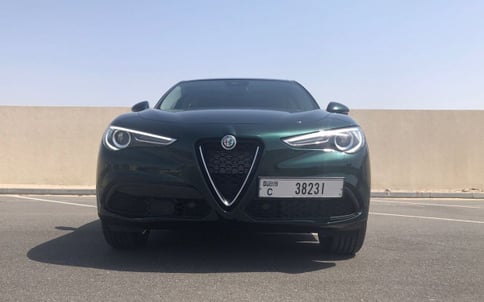 绿色 Alfa Romeo Stelvio, 2022 迪拜汽车租凭