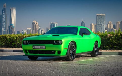 Аренда Зеленый Dodge Challenger, 2018 в Дубае