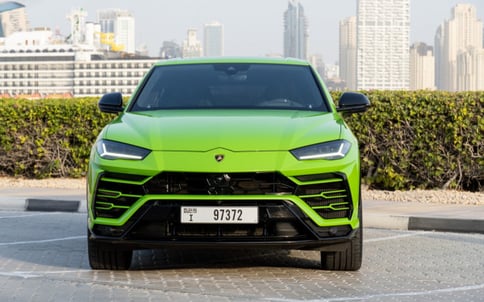 绿色 Lamborghini Urus, 2021 迪拜汽车租凭