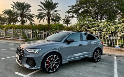 灰色 Audi RS Q3, 2022 迪拜汽车租凭