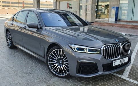 اللون الرمادي BMW 750 Li M, 2020 للإيجار في دبي