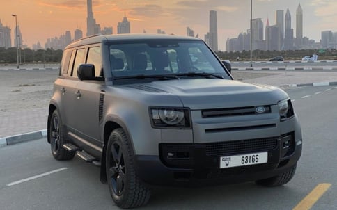 اللون الرمادي Range Rover Defender, 2021 للإيجار في دبي