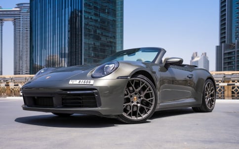 灰色 Porsche 911 Carrera Cabrio, 2021 迪拜汽车租凭