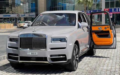 اللون الرمادي Rolls Royce Cullinan, 2021 للإيجار في دبي