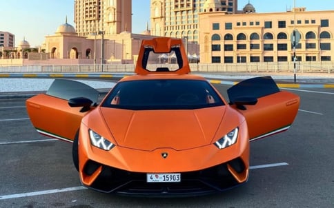 البرتقالي Lamborghini Huracan Performante, 2018 للإيجار في دبي