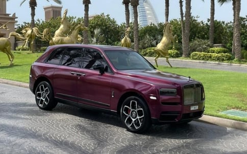 كستنائي Rolls Royce Cullinan Black Badge, 2021 للإيجار في دبي