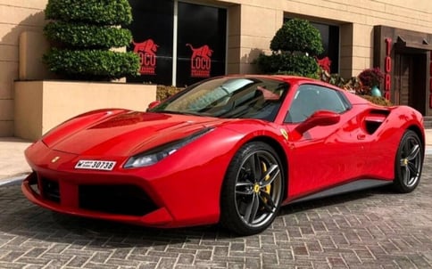 rojo Ferrari 488 Spider, 2018 en alquiler en Dubai