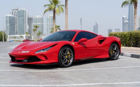 أحمر Ferrari F8 Tributo, 2020 للإيجار في دبي