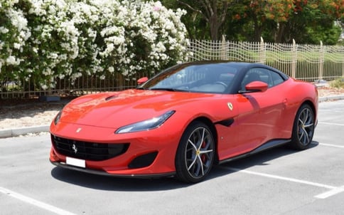 红色 Ferrari Portofino, 2020 迪拜汽车租凭