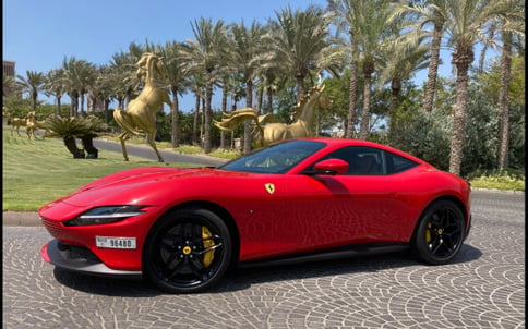 Rouge Ferrari Roma, 2021 à louer à Dubaï