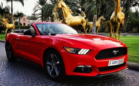 أحمر Ford Mustang Convertible, 2018 للإيجار في دبي