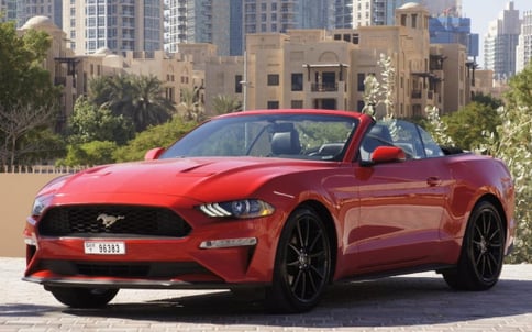 红色 Ford Mustang, 2019 迪拜汽车租凭