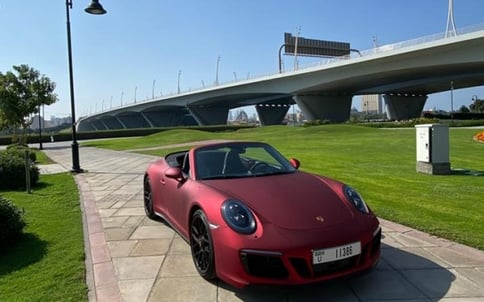 红色 Porsche 911 Carrera, 2019 迪拜汽车租凭