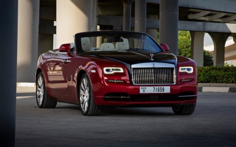 红色 Rolls Royce Dawn, 2018 迪拜汽车租凭