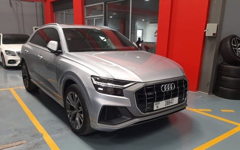 银 Audi Q8, 2019 迪拜汽车租凭