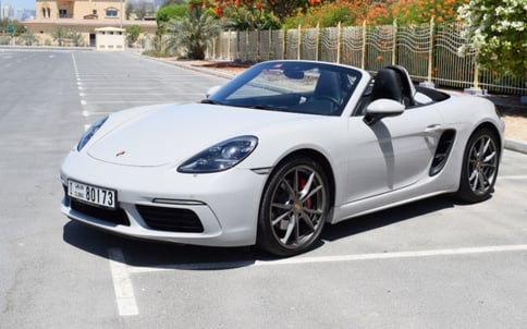 أبيض Porsche Boxster, 2018 للإيجار في دبي