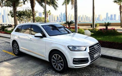 白色 Audi Q7, 2019 迪拜汽车租凭