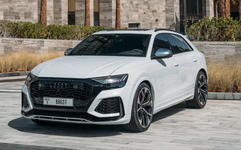白色 Audi RSQ8, 2021 迪拜汽车租凭