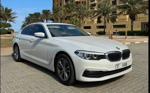 BMW 5 Series (Weiß), 2020 zur Miete in Dubai