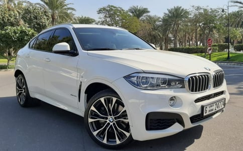 أبيض BMW X6 M power Kit V8, 2019 للإيجار في دبي