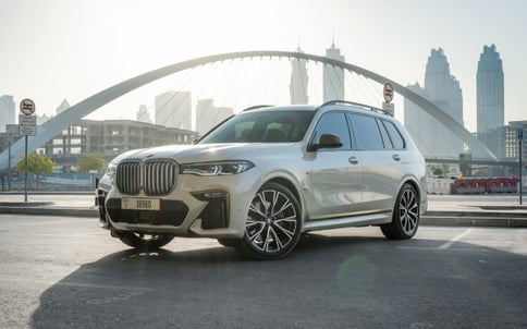 أبيض BMW X7, 2021 للإيجار في دبي