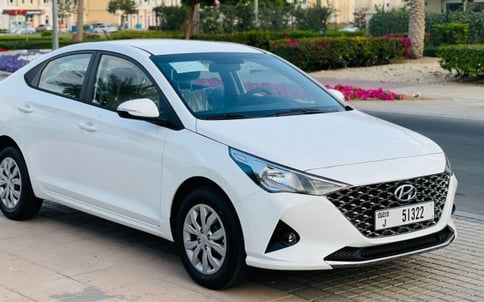 أبيض Hyundai Accent, 2022 للإيجار في دبي