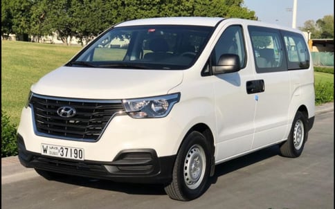 أبيض Hyundai H1, 2019 للإيجار في دبي