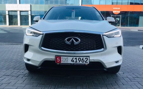 أبيض Infiniti QX Series, 2021 للإيجار في دبي