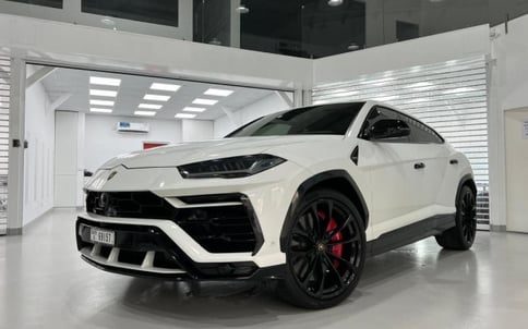 أبيض Lamborghini Urus, 2019 للإيجار في دبي