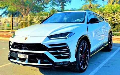 أبيض Lamborghini Urus, 2021 للإيجار في دبي