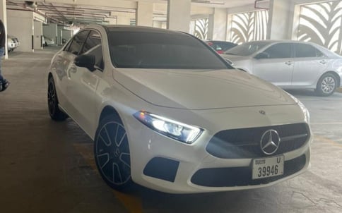 白色 Mercedes A Class, 2019 迪拜汽车租凭