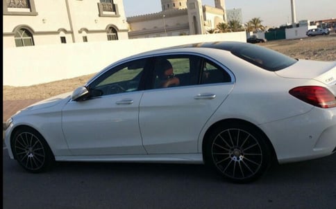 白色 Mercedes C Class, 2016 迪拜汽车租凭