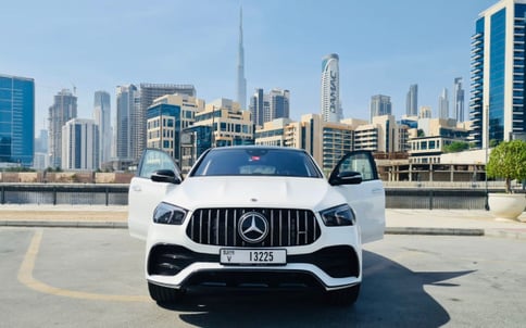 أبيض Mercedes GLE 53, 2022 للإيجار في دبي