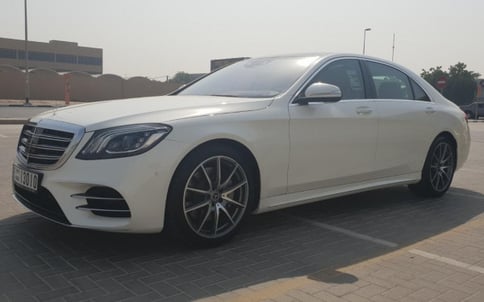 白色 Mercedes S Class, 2019 迪拜汽车租凭