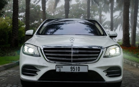 白色 Mercedes S Class, 2020 迪拜汽车租凭