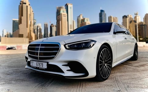 白色 Mercedes S500 New Shape, 2021 迪拜汽车租凭